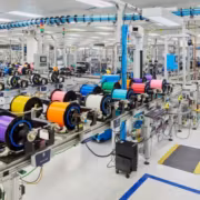 Производственная линия с мотками оптоволокна Corning на фабрике Amazon