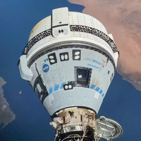 Космический корабль Boeing Starliner в открытом космосе