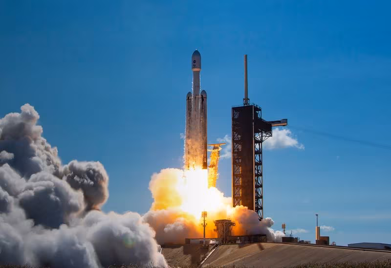 Ракета SpaceX Falcon запускается в небо