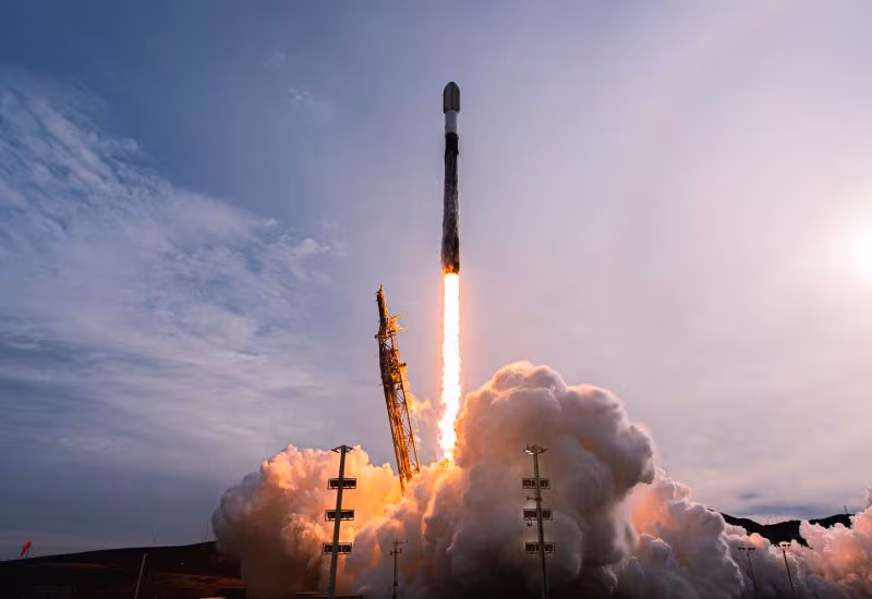 Ракета SpaceX запускается в небо с облаками дыма