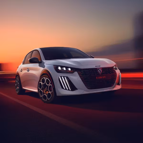 Электромобиль Peugeot E-208 GTi на гоночной трассе