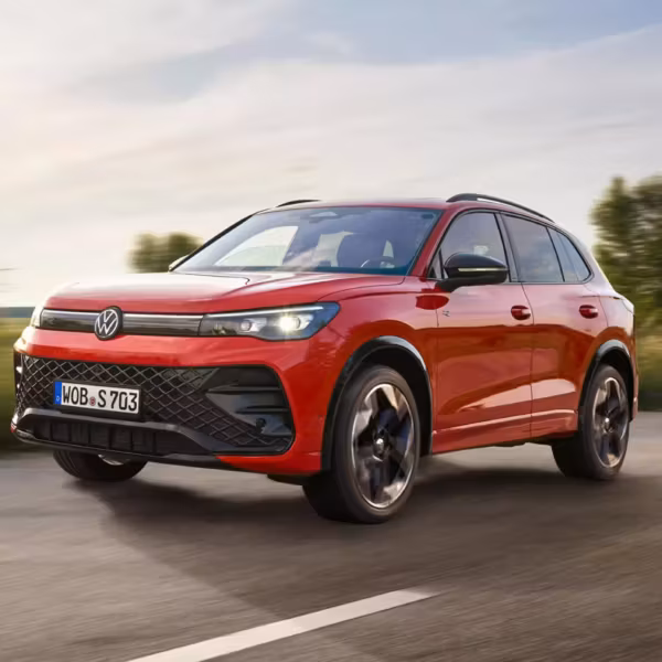 Красный кроссовер Volkswagen на дороге в движении