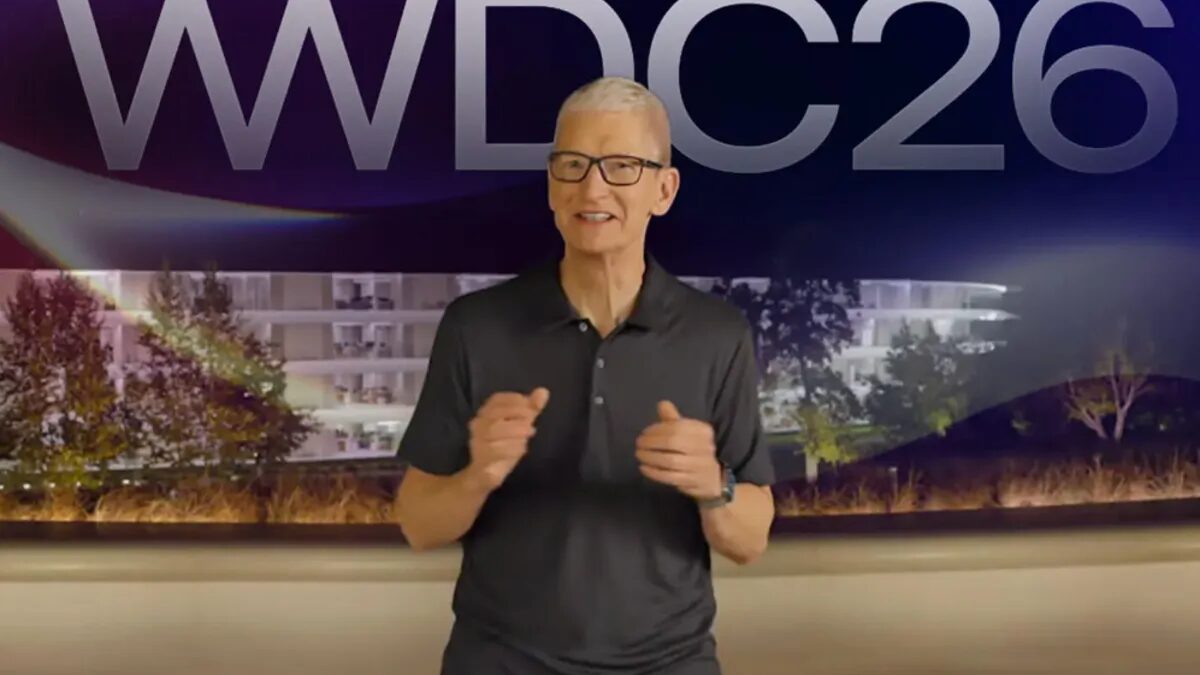 Мужчина стоит перед большим фоном WWDC 26 на сцене