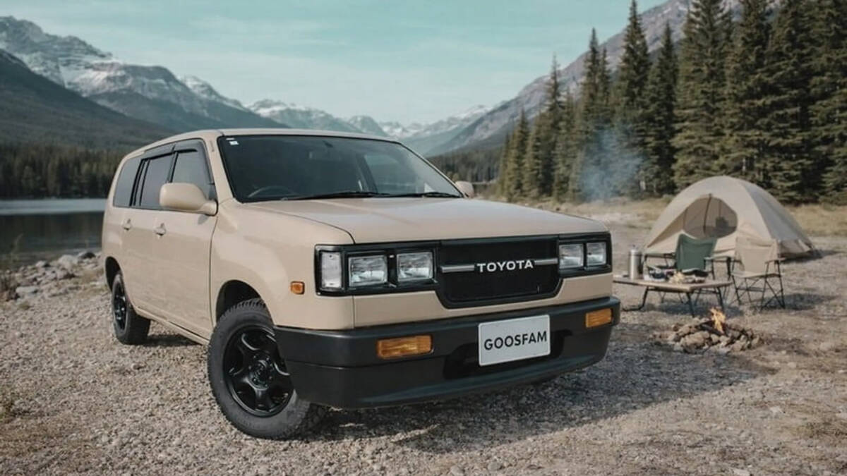 Автомобиль Toyota Probox с тюнинг-комплектом RetroPro в горах