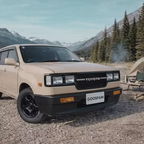 Автомобиль Toyota Probox с тюнинг-комплектом RetroPro в горах