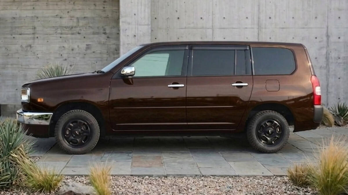 Автомобиль Toyota Probox с тюнинг-комплектом RetroPro