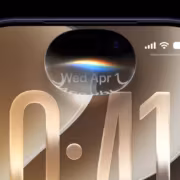 Экран iPhone 13 с отображением даты и временем