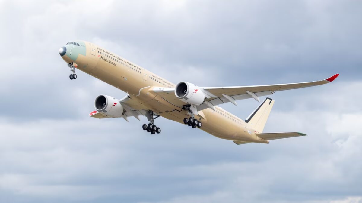 Самолет Airbus A350-1000ULR в полете рядом с облаками
