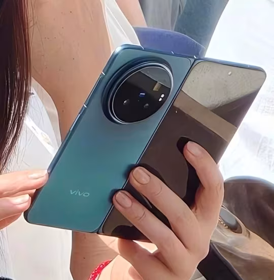 Человек держит складной смартфон Vivo X Fold 6 с большой камерой