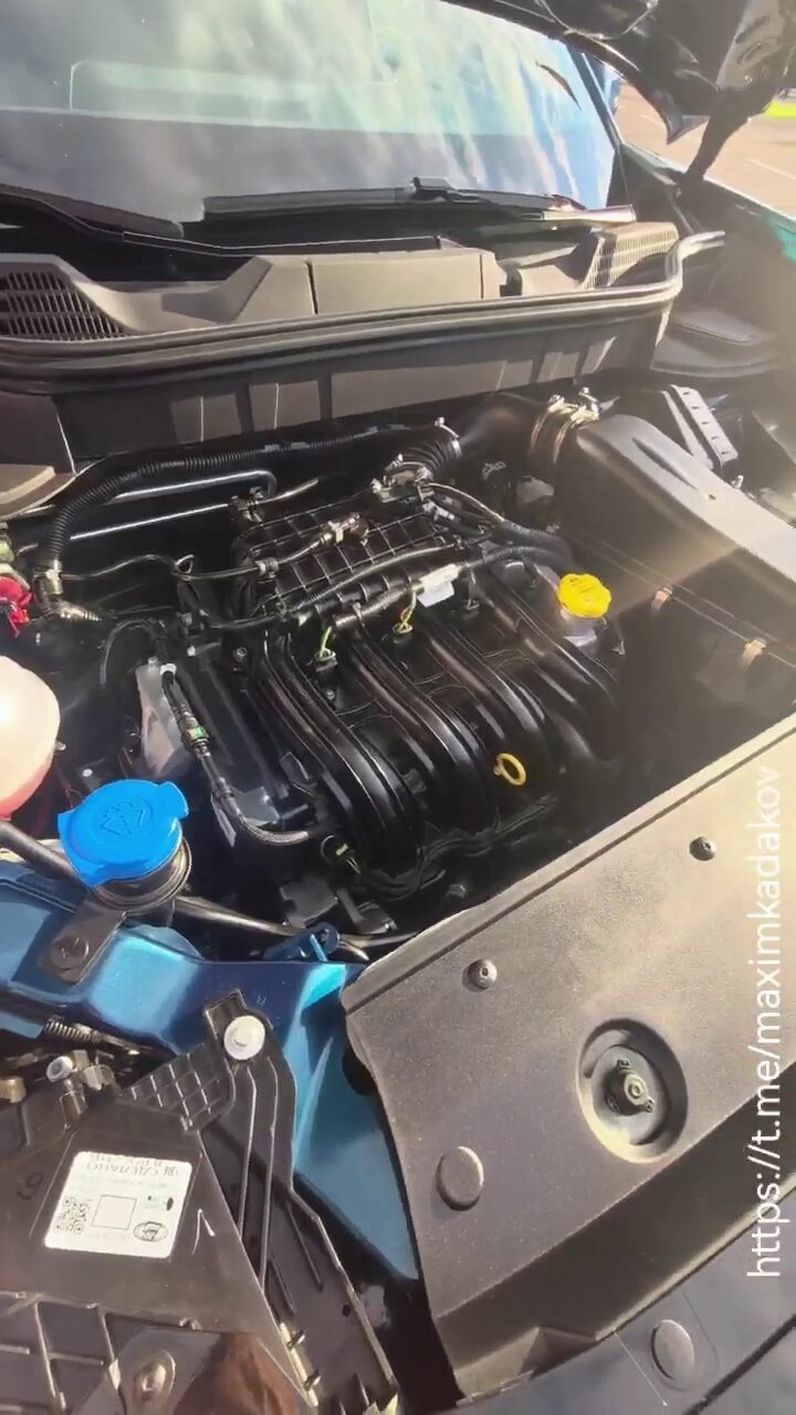 Двигатель Kia на моторном отсеке автомобиля Лада Азимут