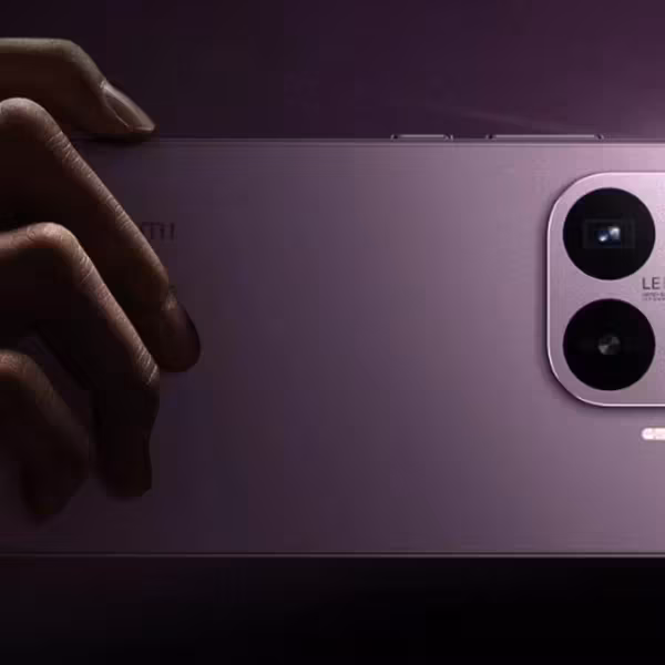 Рука держит смартфон Xiaomi 17T с тройной камерой