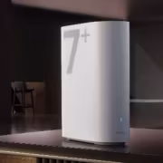 Белый роутер Huawei Q7 Power Wired Edition на столе