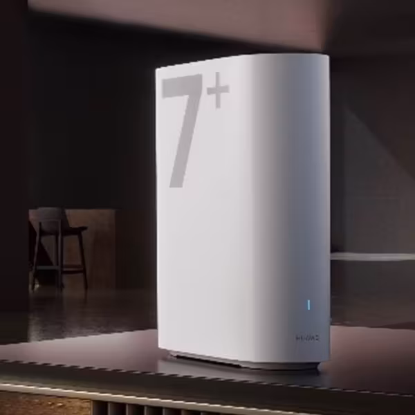 Белый роутер Huawei Q7 Power Wired Edition на столе