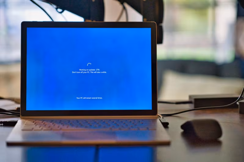 ноутбук с экраном обновлений Windows Microsoft сбой установки
