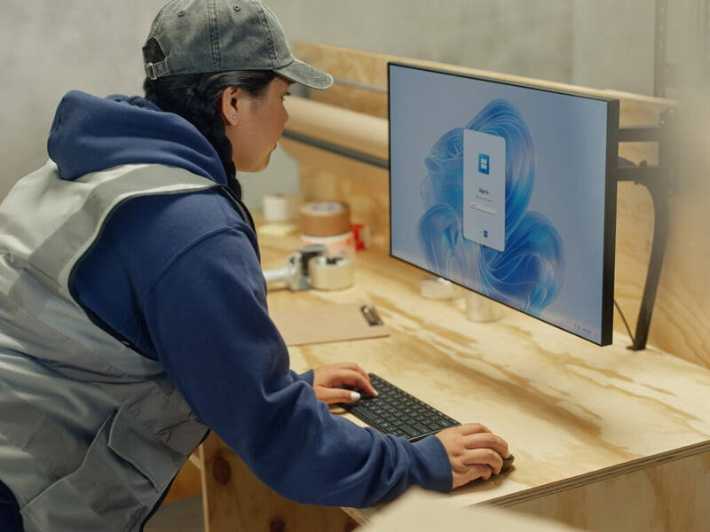 Пользователь за компьютером с Windows 10 в мастерской