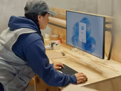 Пользователь за компьютером с Windows 10 в мастерской