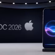 iPhone на зарядной подставке у сцену WWDC 2026