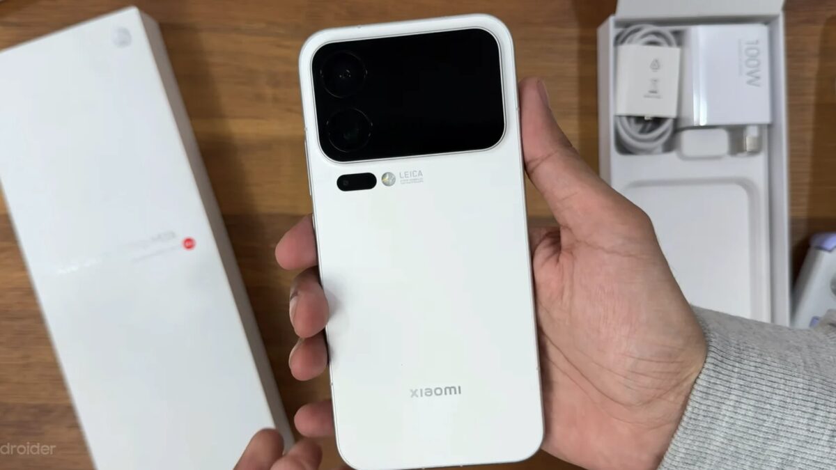 человек держит белый Xiaomi 18 Pro Max телефон