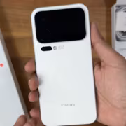 человек держит белый Xiaomi 18 Pro Max телефон