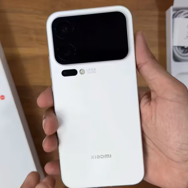 человек держит белый Xiaomi 18 Pro Max телефон