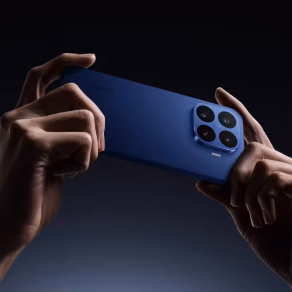Человек держит смартфон Xiaomi 17T Pro