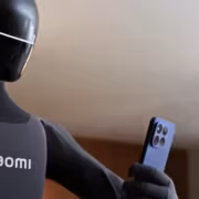робот-гуманоида Xiaomi на презентации 17T Pro держит смартфон