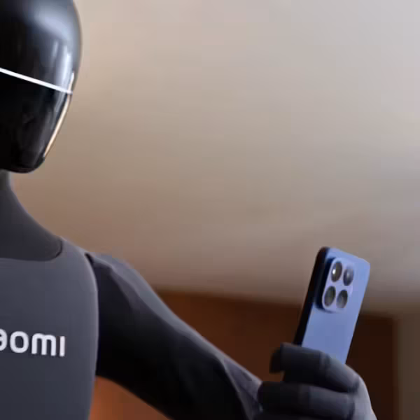 робот-гуманоида Xiaomi на презентации 17T Pro держит смартфон