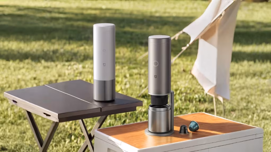 Кофемашина Xiaomi Mijia на деревянной поверхности