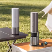 Кофемашина Mijia Portable Coffee Machine на столе в саду