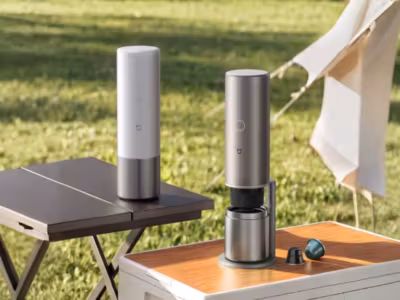 Кофемашина Mijia Portable Coffee Machine на столе в саду