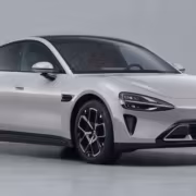 Современный белый электромобиль Volkswagen Passat с агрессивным дизайном