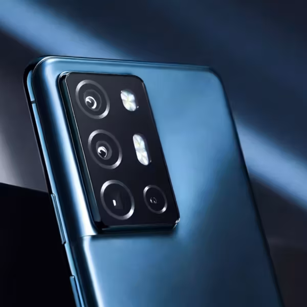 Камера и вспышка смартфона OnePlus 2K-дисплей 240 Гц