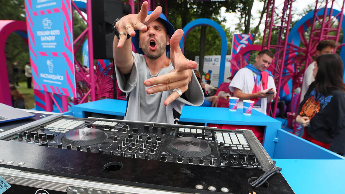 Диджей за пультом на VK Fest 2026 в Москве