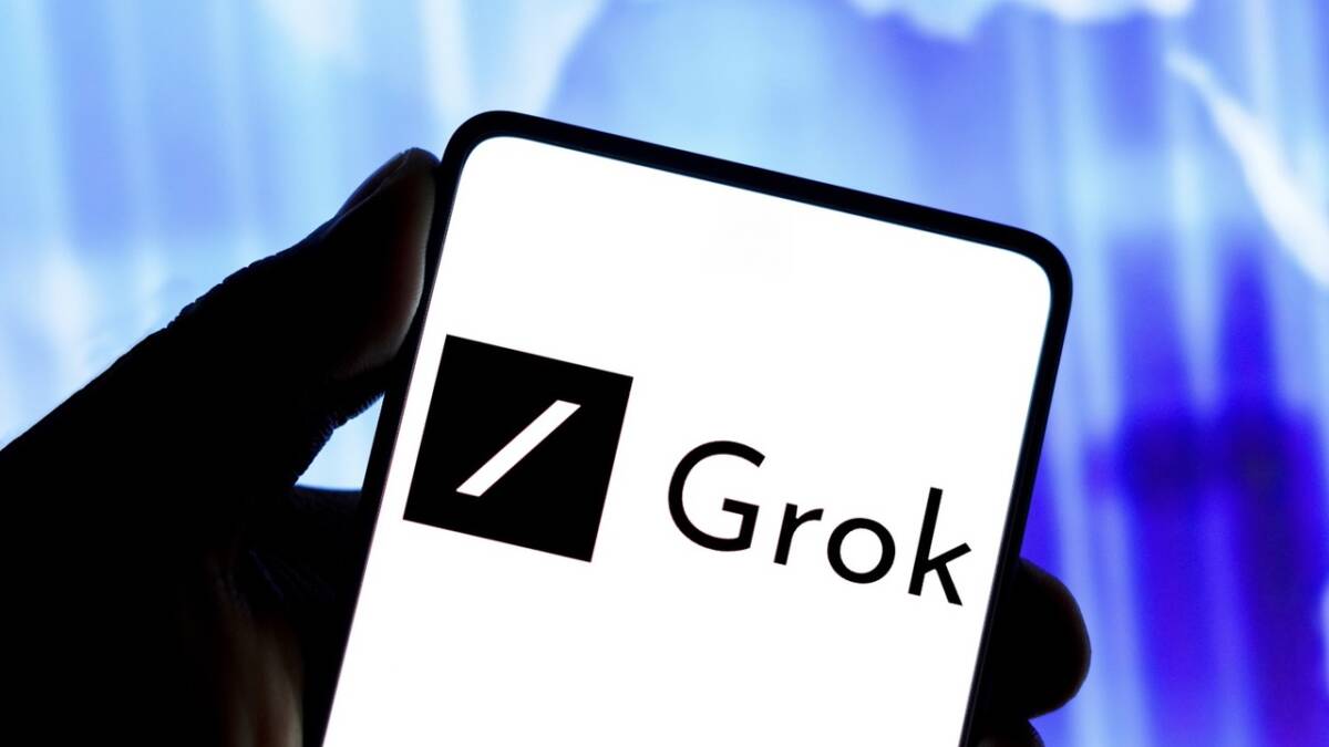 Смартфон с логотипом Grok и черным фоном