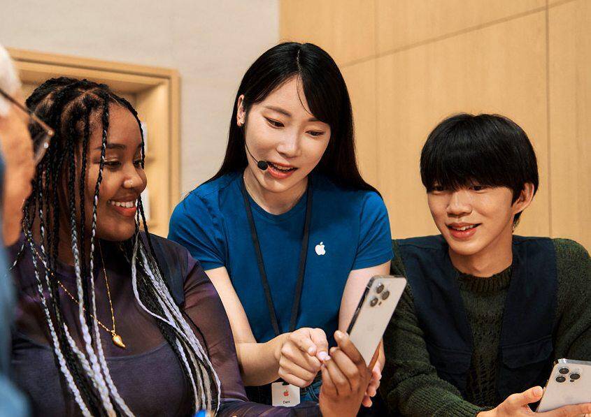 Группа людей, смотрящих в смартфон Apple Store