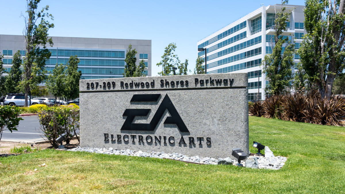 Знак EA Electronic Arts на улице в офисном центре