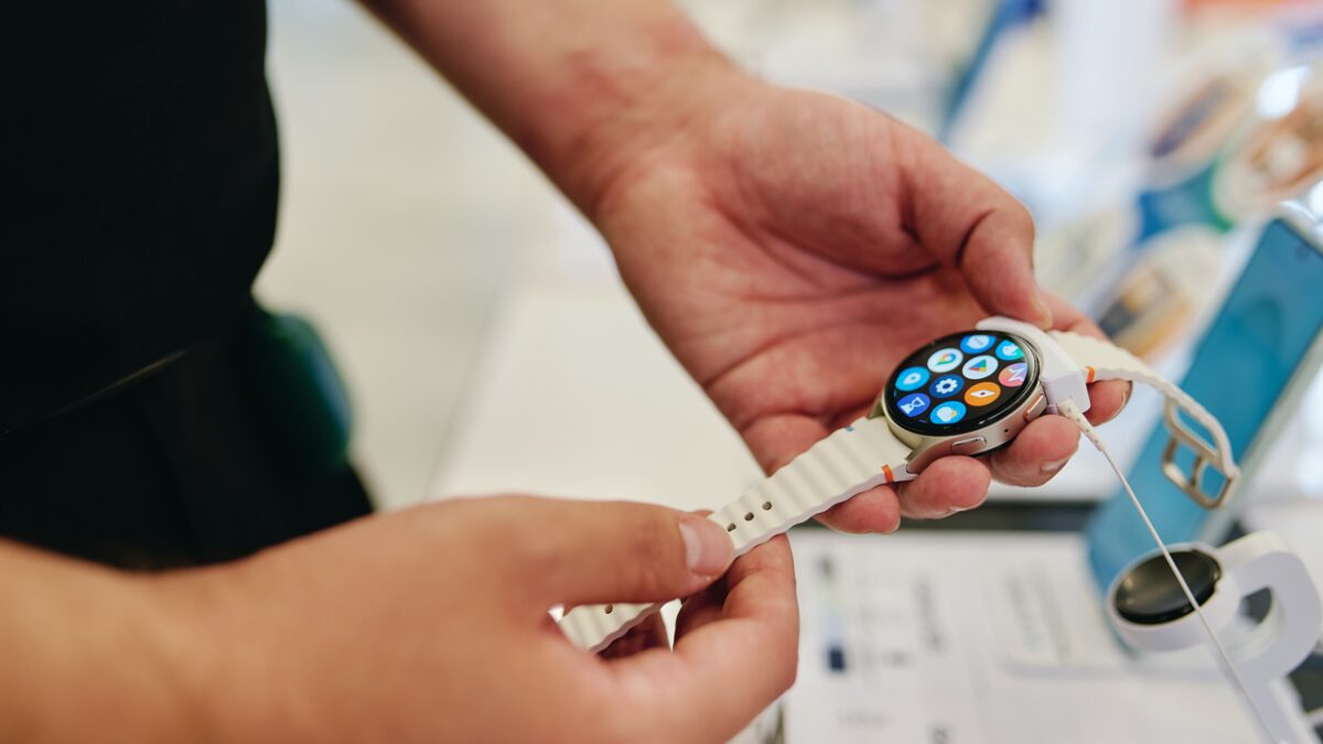 Человек держит спортивные часы Apple Watch Фитнес-браслеты просели