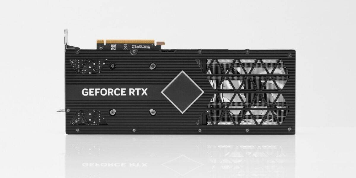 Видеокарта GeForce RTX 4080 снизу