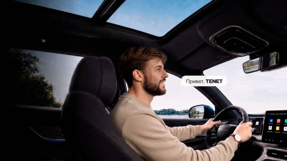 Мужчина в автомобиле за рулём, Tenet T8, салон, приборная панель, дисплей, стеклянная крыша