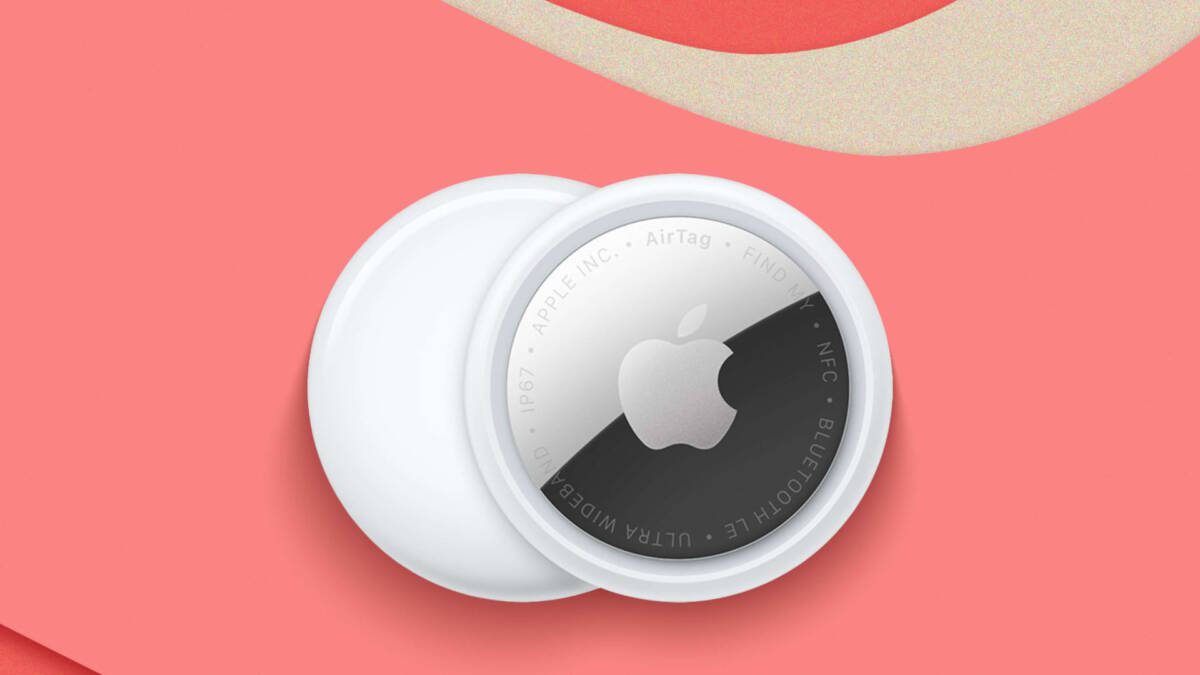 Apple AirTag и White кейс на розовом фоне