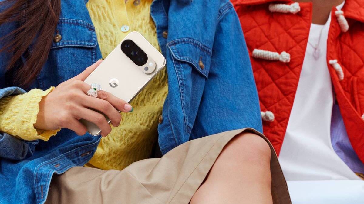 Google начнёт считать бэкапы Android в лимите облака через 45 дней 1 Мужчина с телефоном Google Pixel 6 телефон
