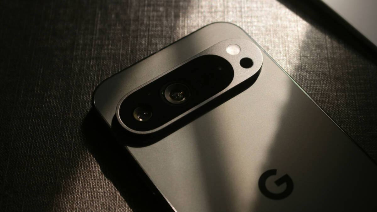 смартфон Google Pixel с тройной камерой и логотипом