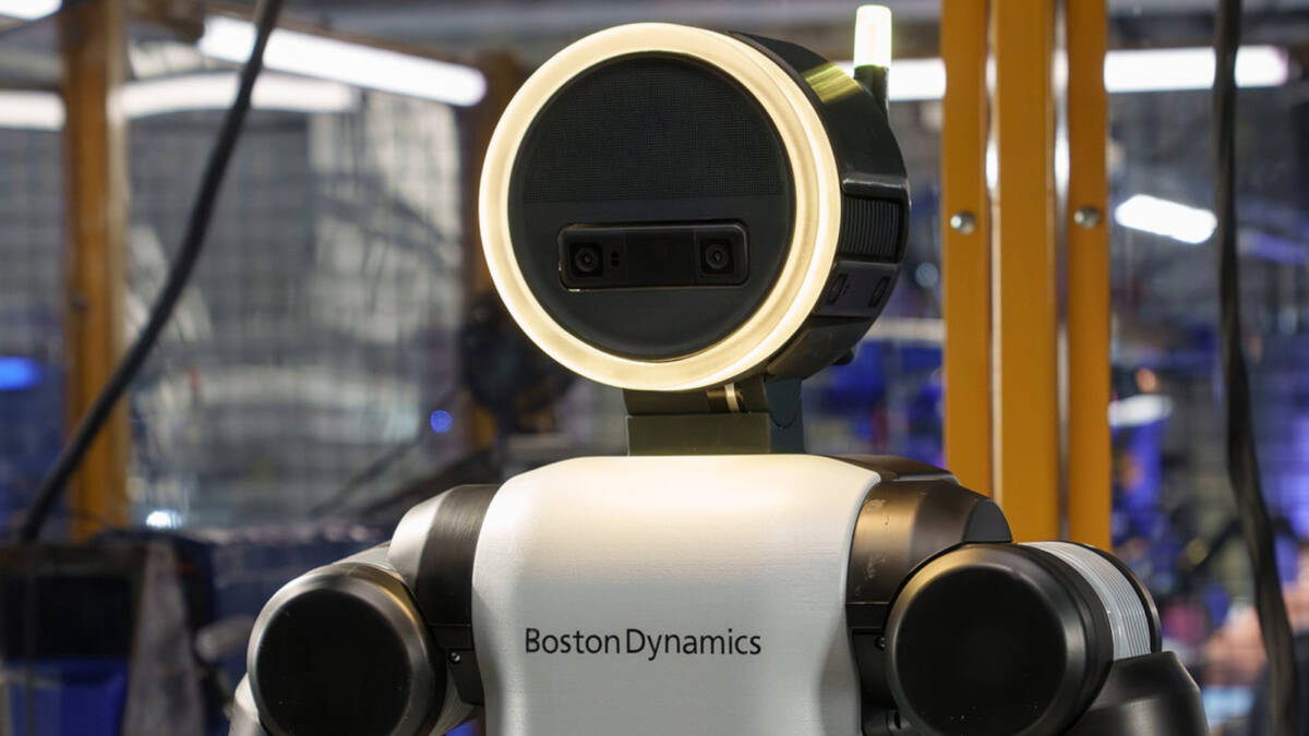 Hyundai хочет выкупить Boston Dynamics целиком и поставить Atlas на конвейер к 2028 году 1 робот Boston Dynamics Atlas с круглым светящимся экраном