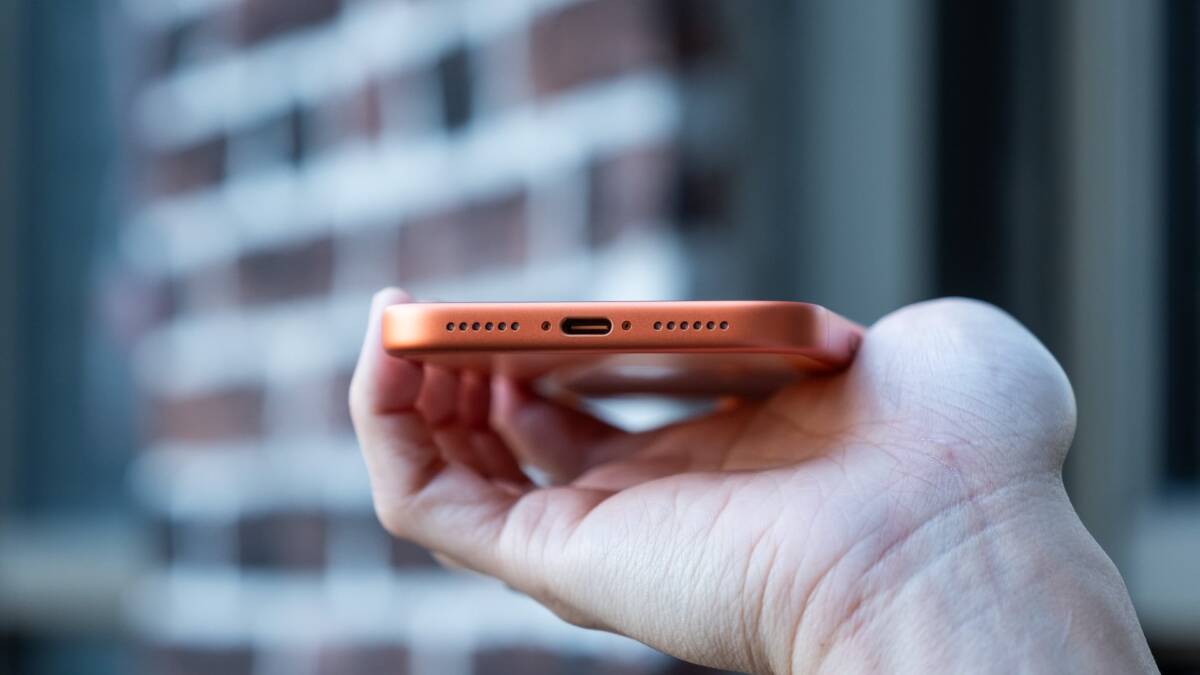 Палец держит смартфон iPhone 18 Pro Max с розовым корпусом