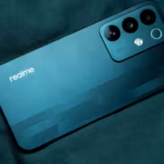 смартфон realme P4 с тремя камерами и блоком вспышки