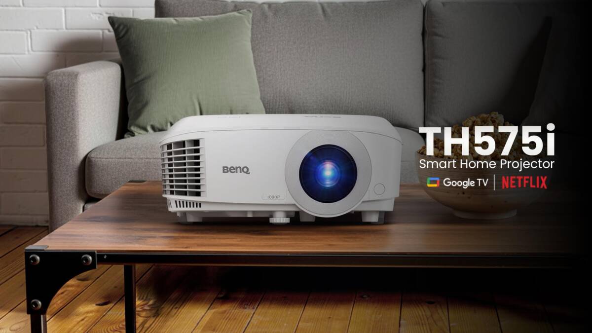 Проектор BenQ TH575i с Google TV на столе