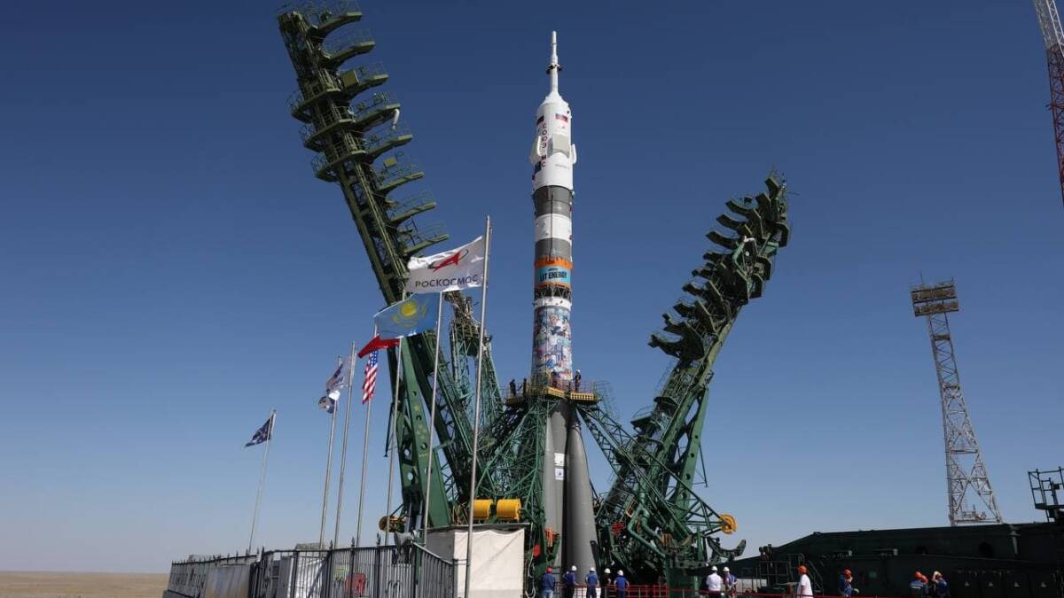 Ракета на стартовой площадке с техникой и людьми