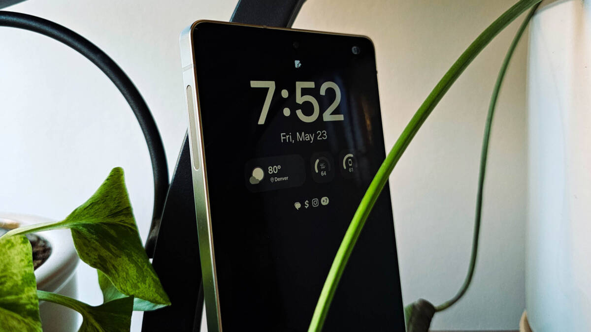 Samsung Galaxy запущен рядом с зелёными комнатными растениями