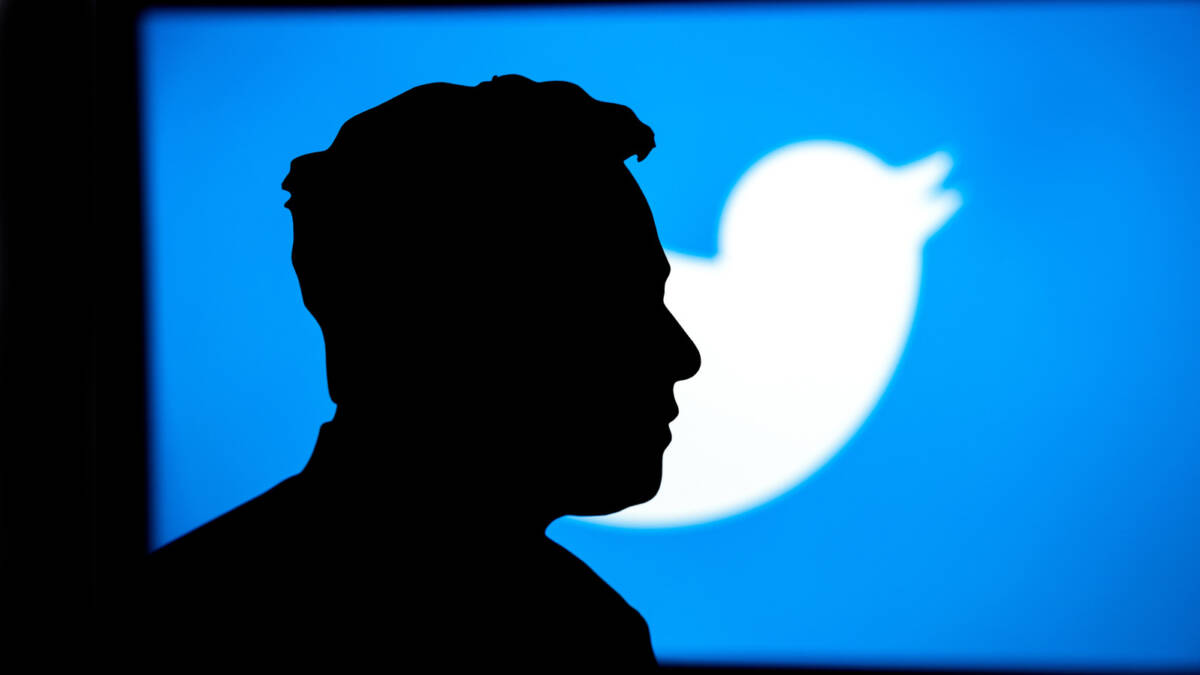 Суд утвердил штраф Илону Маску на $1,5 млн по делу о Twitter и тут же раскритиковал SEC 1 силуэт мужчины перед логотипом Twitter на экране