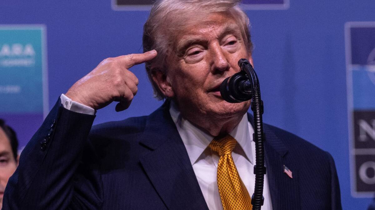 Дональд Трамп говорит с микрофоном TikTok Tic Tac